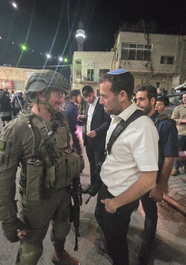 ריקוד של המג"ד וראש המועצה: אלפים בקבר יהשע בן נון