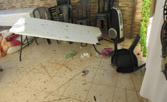 במשקל 15 ק"ג: טיל פגע בסוכת הרב רוט בבני ברק