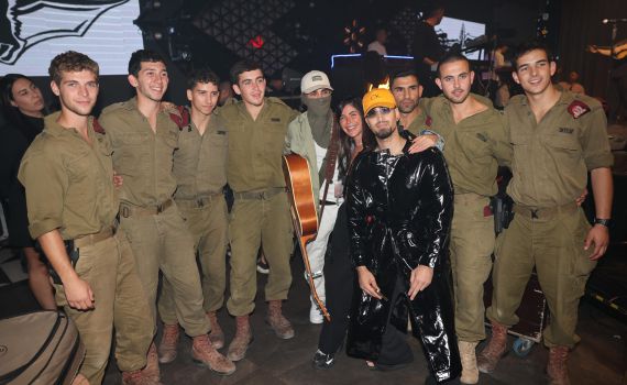 במטרה לשמח את החיילים: הידוענים הגיעו להרים בסוכה | צפו