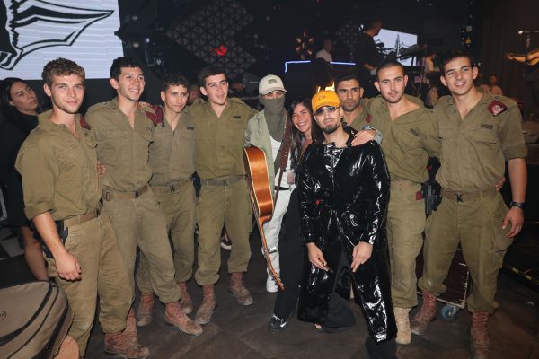 במטרה לשמח את החיילים: הידוענים הגיעו להרים בסוכה | צפו