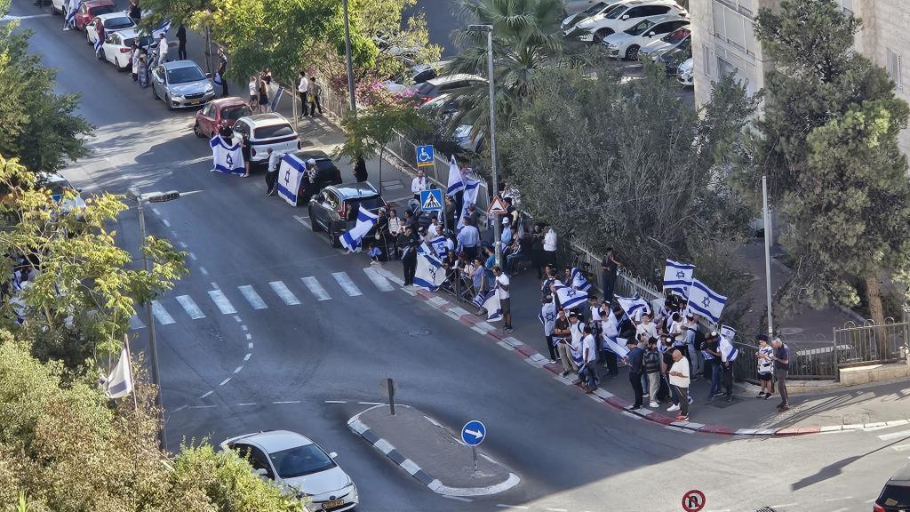 דרכו האחרונה: תושבי ירושלים הקיפו את החלל בדגלי ישראל