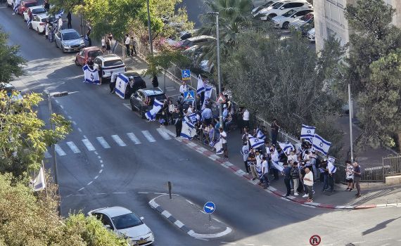 דרכו האחרונה: תושבי ירושלים הקיפו את החלל בדגלי ישראל