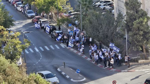 דרכו האחרונה: תושבי ירושלים הקיפו את החלל בדגלי ישראל