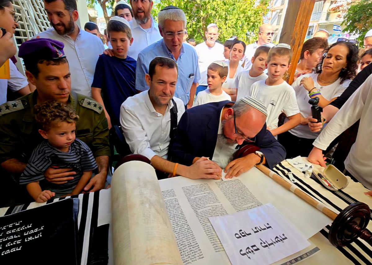 מהשומרון לגדרה: ספר תורה הוכנס לזכרו של הלוחם עידו ברוך