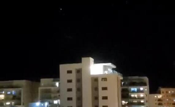 1,864 אזעקות: 2 פצועים קל מרסיסים