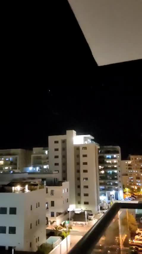 1,864 אזעקות: 2 פצועים קל מרסיסים