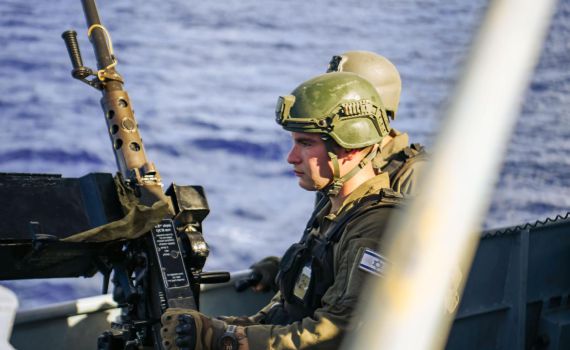 "12 פגזים בנשק עז": תיעוד התקיפות מהים | צפו