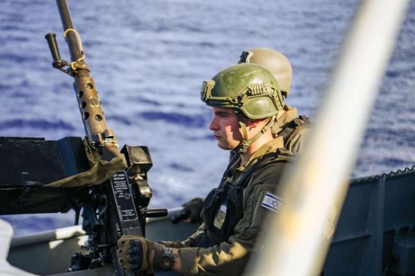 "12 פגזים בנשק עז": תיעוד התקיפות מהים | צפו