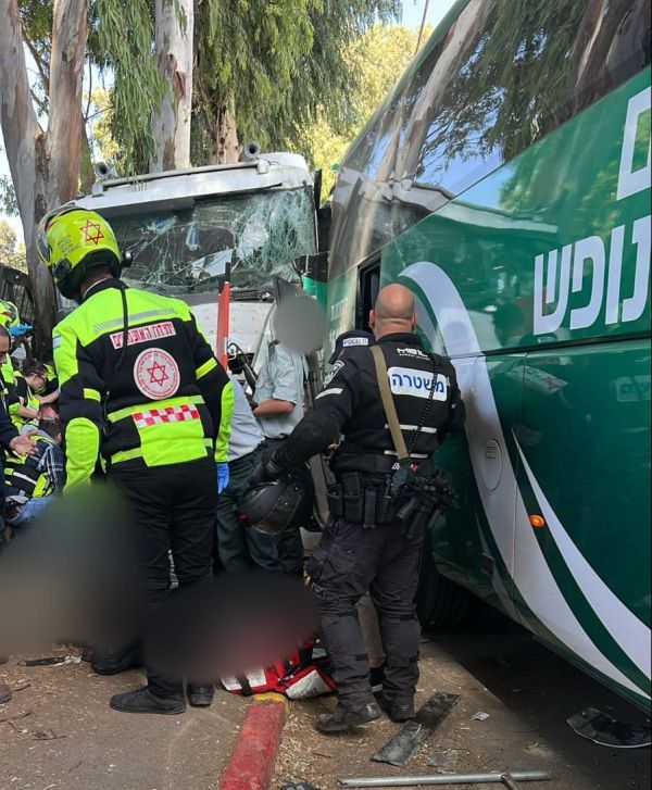 פיגוע ליד מחנה גלילות: עשרות פצועים מדריסת משאית