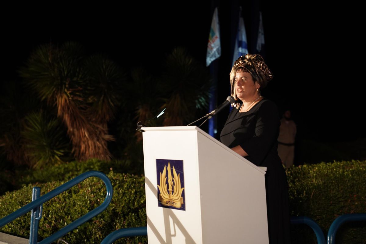 אסתי יניב בטקס נופלי חיל הים: "אין לנו עם אחר"