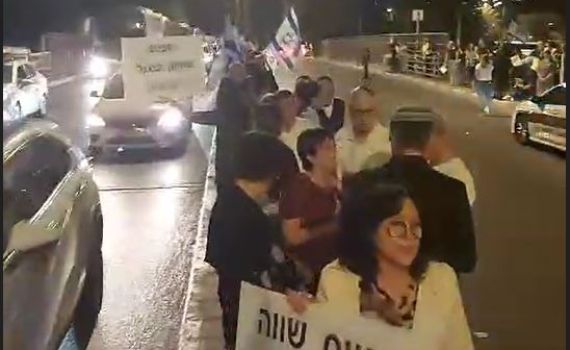 עשרות סרוגים מפגינים בבני ברק בעד גיוס חרדים. צפו