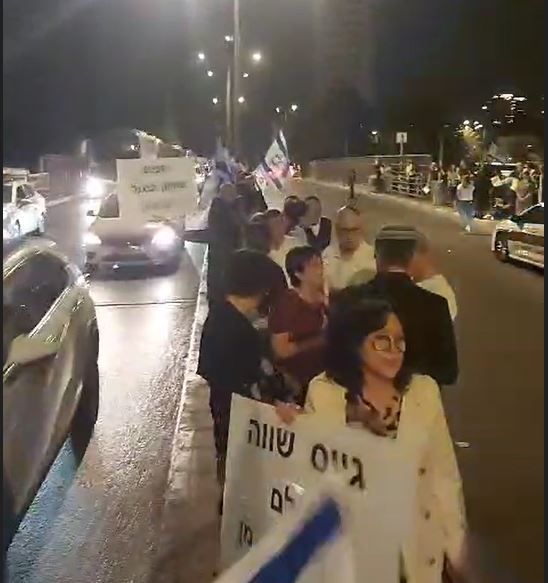 עשרות סרוגים מפגינים בבני ברק בעד גיוס חרדים. צפו