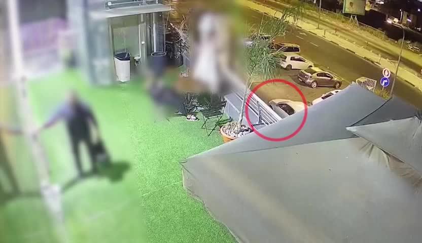 אחרי שסירבו להכניס את אחיו: נקם בירי לעבר מכון כושר. צפו