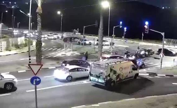 צפו: ראש המועצה חילץ פלסטיני מרכב בוער