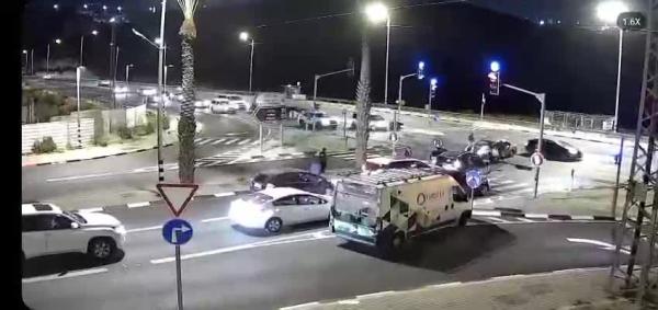 צפו: ראש המועצה חילץ פלסטיני מרכב בוער