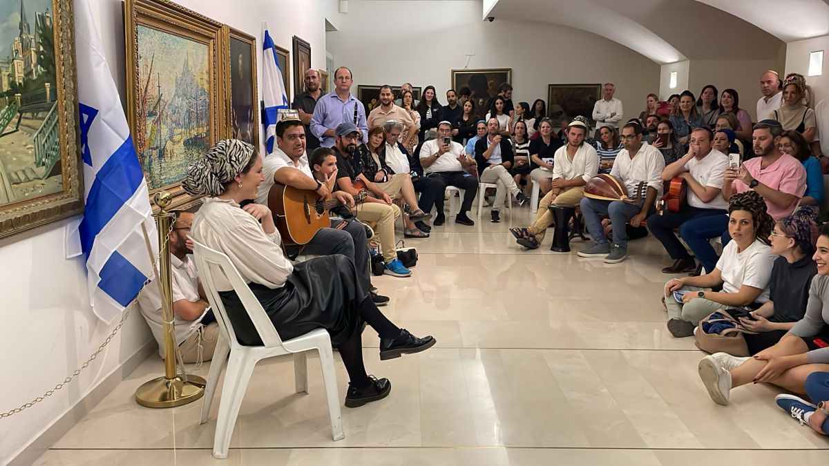 צפו: מלווה מלכה לרפואת שני הלוחמים שנלחמים על חייהם