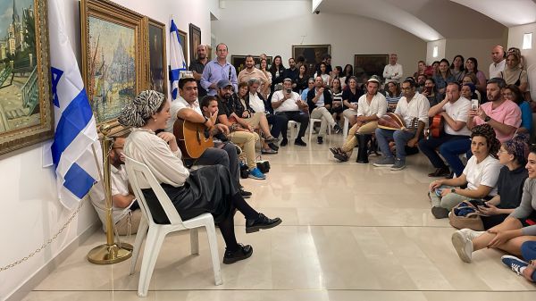 צפו: מלווה מלכה לרפואת שני הלוחמים שנלחמים על חייהם