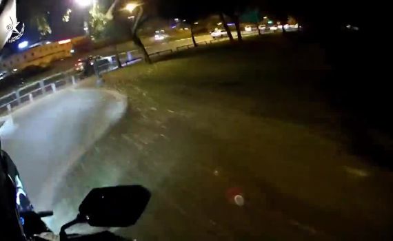 תיעוד ממצלמת הלוחם: מרדף אחרי חשודים ברחובות תל אביב
