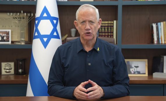 גנץ נגד לוין: "בוחר דווקא עכשיו להמשיך ולהחליש את לוחמינו"
