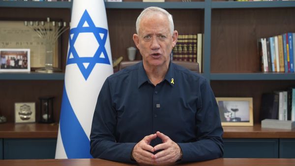 גנץ נגד לוין: "בוחר דווקא עכשיו להמשיך ולהחליש את לוחמינו"