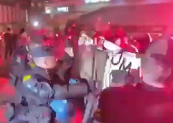 רגע לפני המשחק ישראל- צרפת: התפרעויות של מאות מוסלמים בפריז