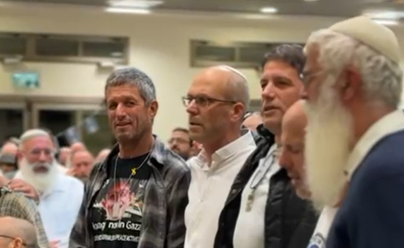 תושבי ניר עוז חיזקו את תושבי עלי: צפו בתפילה המשותפת