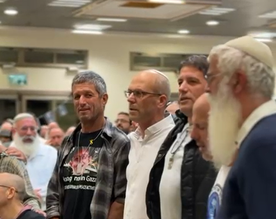 תושבי ניר עוז חיזקו את תושבי עלי: צפו בתפילה המשותפת