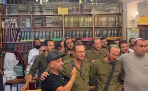 צפו: אב החטוף הגיע לתפילה עם נכדו של אבי האסירים