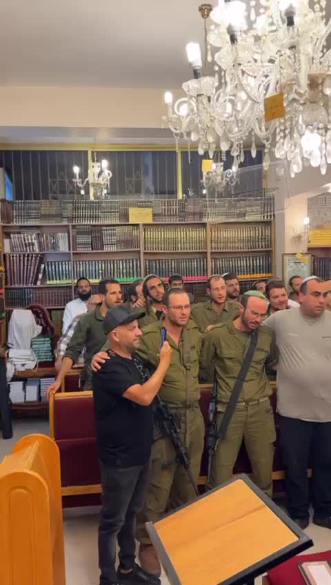 צפו: אב החטוף הגיע לתפילה עם נכדו של אבי האסירים