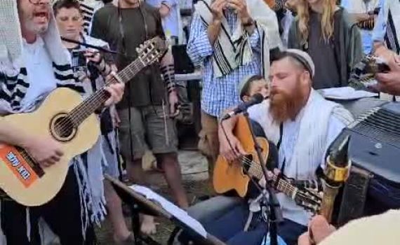 צפו: תפילת ראש חודש במחלקת שיקום לרפואת פצועי המלחמה