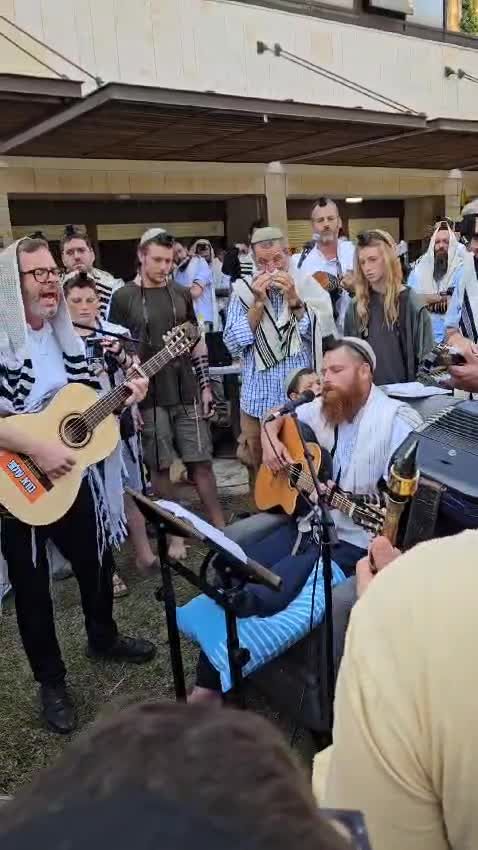 צפו: תפילת ראש חודש במחלקת שיקום לרפואת פצועי המלחמה