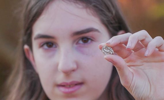 מזל עקרב: ילדה בת 12 גילתה קמיע מצרי בן כ-3,500 שנה
