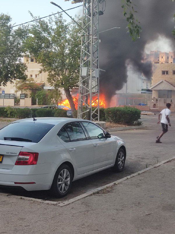 רכב עולה באש מפגיעה ישירה בקרית ים: צפו