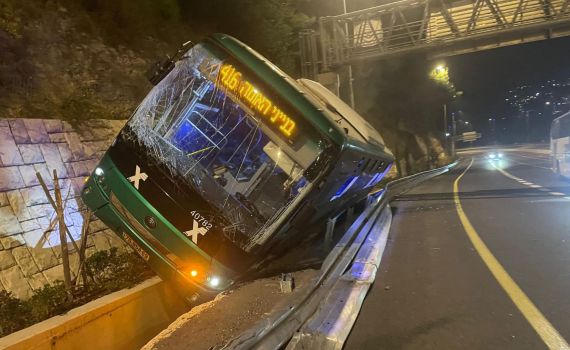אוטובוס נפל לתעלה בכניסה לירושלים