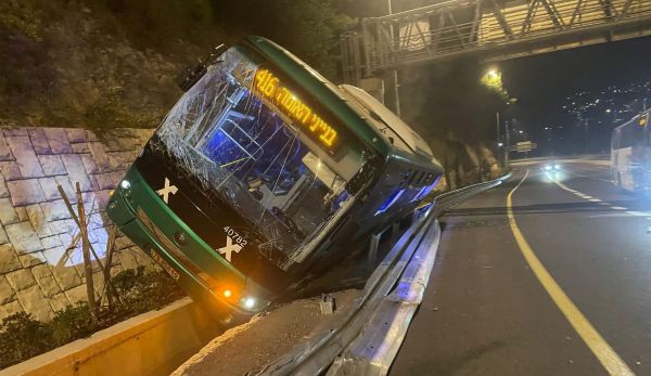 אוטובוס נפל לתעלה בכניסה לירושלים