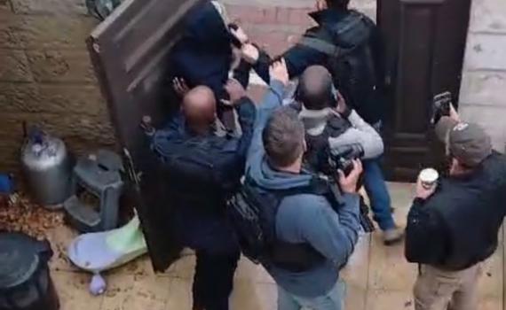 צפו בתיעוד: בלשים מימ״ר ש״י תקפו באלימות תלמיד ישיבה