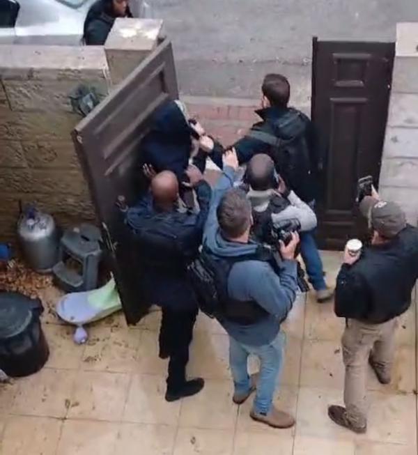 צפו בתיעוד: בלשים מימ״ר ש״י תקפו באלימות תלמיד ישיבה