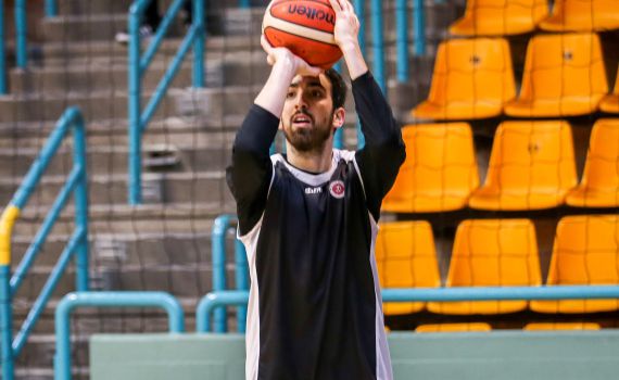 שחקן הכדורסל הבכיר מודה: במשך שנים לקחתי מים בלי לשלם