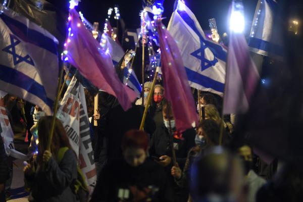 טירוף: מפגיני שמאל ירו פצצות תאורה לבית של נתניהו