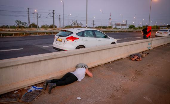 אזעקה בעכו והקריות: 40 רקטות שוגרו מלבנון