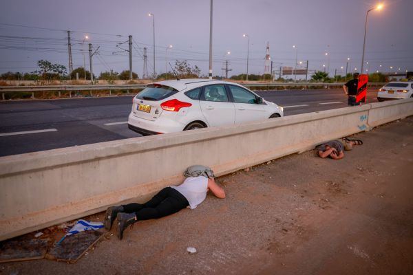 אזעקה בעכו והקריות: 40 רקטות שוגרו מלבנון
