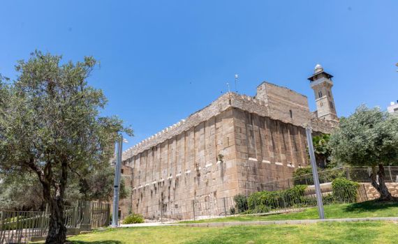 שבת חיי שרה בחברון: אלפי מתפללים, שרים וח"כים ביקרו במערה