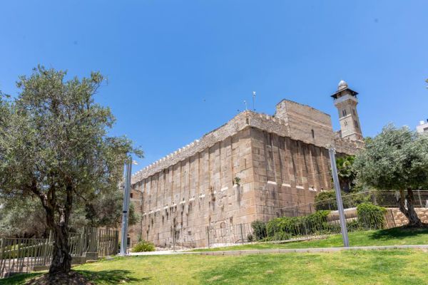 שבת חיי שרה בחברון: אלפי מתפללים, שרים וח"כים ביקרו במערה