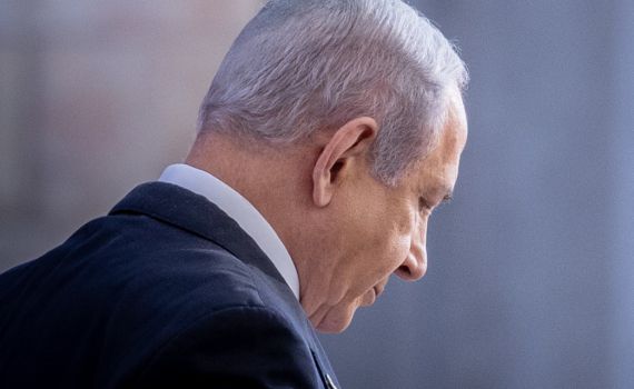 נתניהו קלאסי: גם העביר מזון לחמאס וגם חטף צו מעצר