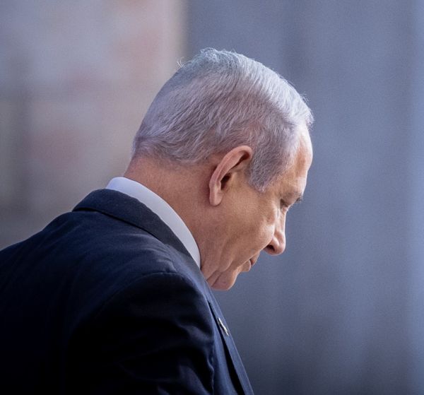 נתניהו קלאסי: גם העביר מזון לחמאס וגם חטף צו מעצר