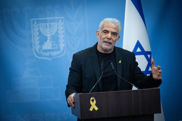 הלוק החדש של לפיד לא עוזר לו להתאושש