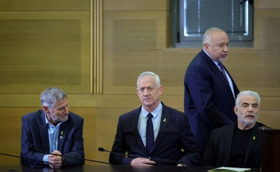 פיטורי גלנט: ראשי האופוזיציה משתלחים בנתניהו