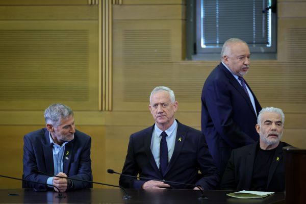 פיטורי גלנט: ראשי האופוזיציה משתלחים בנתניהו