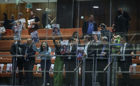 מחאה בזמן נאום נתניהו: משפחות החטופים הוצאו מהמליאה