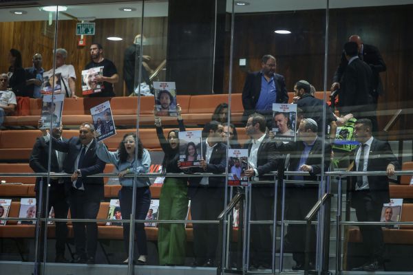מחאה בזמן נאום נתניהו: משפחות החטופים הוצאו מהמליאה